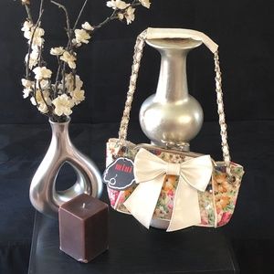 Floral bowtie sequinned purse